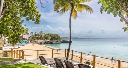 Ocean Front Apartment, Direct Access to the Sandy Beach!
