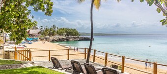 Ocean Front Apartment, Direct Access to the Sandy Beach!
