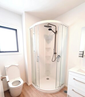 Shower, hair dryer, towels, soap - Relaxing Modern Stay in Upper Hutt Central (Upper Hutt)