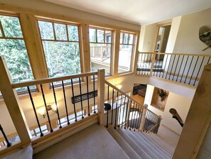 Eine mehrstufige Holztreppe mit Blick auf einen Balkon und einem Schild, das 'The Shelton's 39'60' T5' anzeigt.