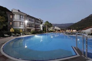 2 outdoor pools