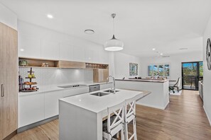 Fridge, microwave, oven, stovetop - Luxury Coastal Retreat with Ocean Views & Easy Walk to Airlie Beach (Airlie Beach)