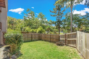 Property grounds - Luxury Coastal Retreat with Ocean Views & Easy Walk to Airlie Beach (Airlie Beach)