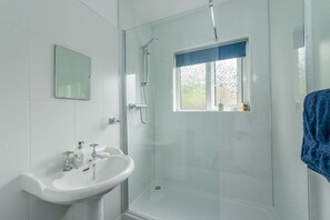 Shower, hair dryer, towels - Seaside Holiday Cottage Criccieth | Towyn (Criccieth)