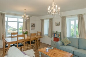TV, fireplace - Seaside Holiday Cottage Criccieth | Towyn (Criccieth)