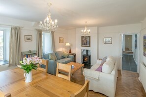TV, fireplace - Seaside Holiday Cottage Criccieth | Towyn (Criccieth)