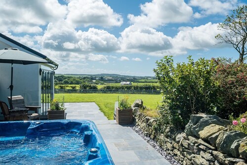 Spacious Four Bedroom Holiday Accommodation On Anglesey | Bryndeusant
