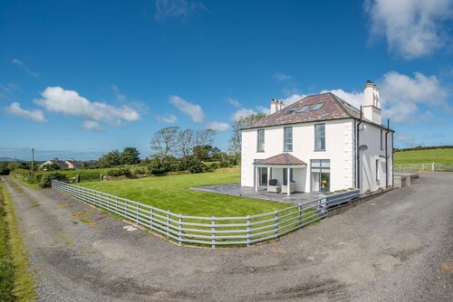 Spacious Four Bedroom Holiday Accommodation On Anglesey | Bryndeusant