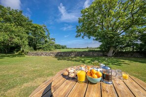 Outdoor dining - Large Barn Conversion on a Working Farm on the Llŷn Peninsula | Rhiwal (Pwllheli)