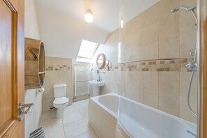 Bathroom - Large Barn Conversion on a Working Farm on the Llŷn Peninsula | Rhiwal (Pwllheli)