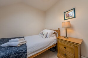 Iron/ironing board, travel cot, WiFi, bed sheets - Three Bedroom Cottage With Views To The Sea | Stabal-Bryn-Hir (Criccieth)