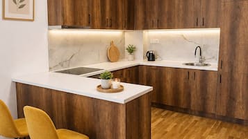 Full-size fridge, oven, stovetop, dishwasher