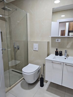 Serviettes fournies, savon, shampoing, papier toilette