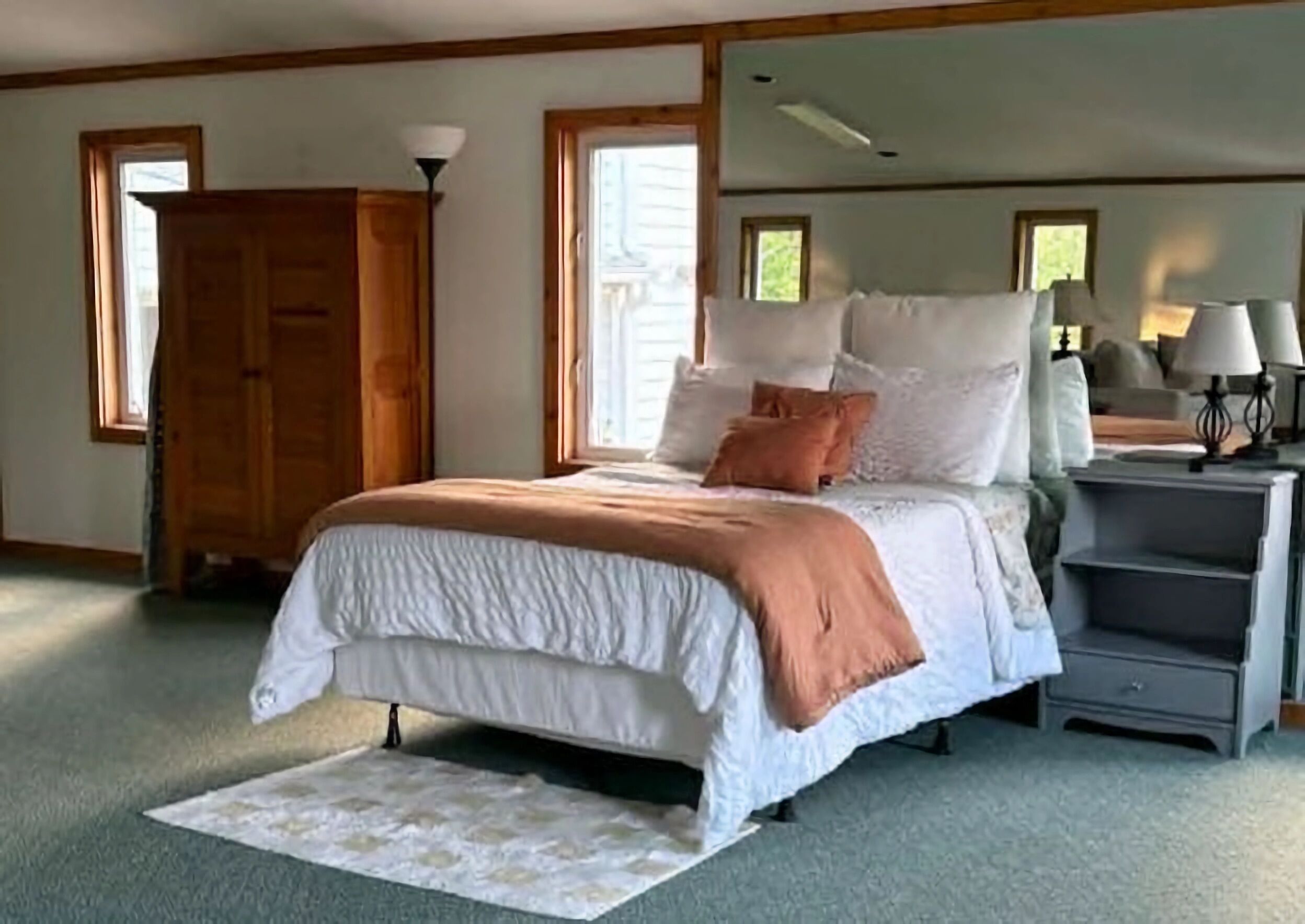 2 bedrooms, iron/ironing board, internet, bed sheets