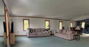 TV - The Eagle's Nest: 1 BDR PLUS studio bed nestled outside the city of Pittsburgh (Coraopolis)