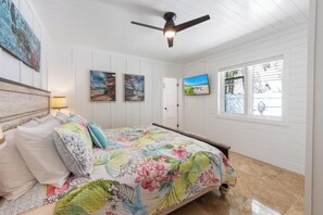 Iron/ironing board, free WiFi, bed sheets - Aloha House: beautiful north end pool home (Anna Maria)