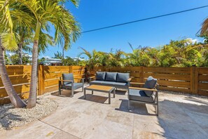 Terrace/patio - Aloha House: beautiful north end pool home (Anna Maria)