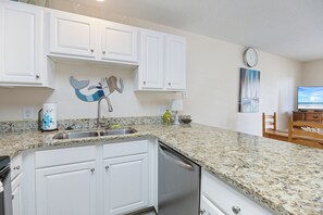 Fridge, microwave, oven, stovetop - New Listing at Grand Caribbean! Sea Sparrow Nest is a 1 BR 1BA that sleeps 6 (Pensacola)