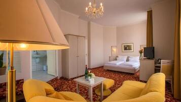Doppelzimmer, Balkon, Stadtblick | Wohnbereich