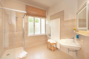 Design Double Room | Bathroom