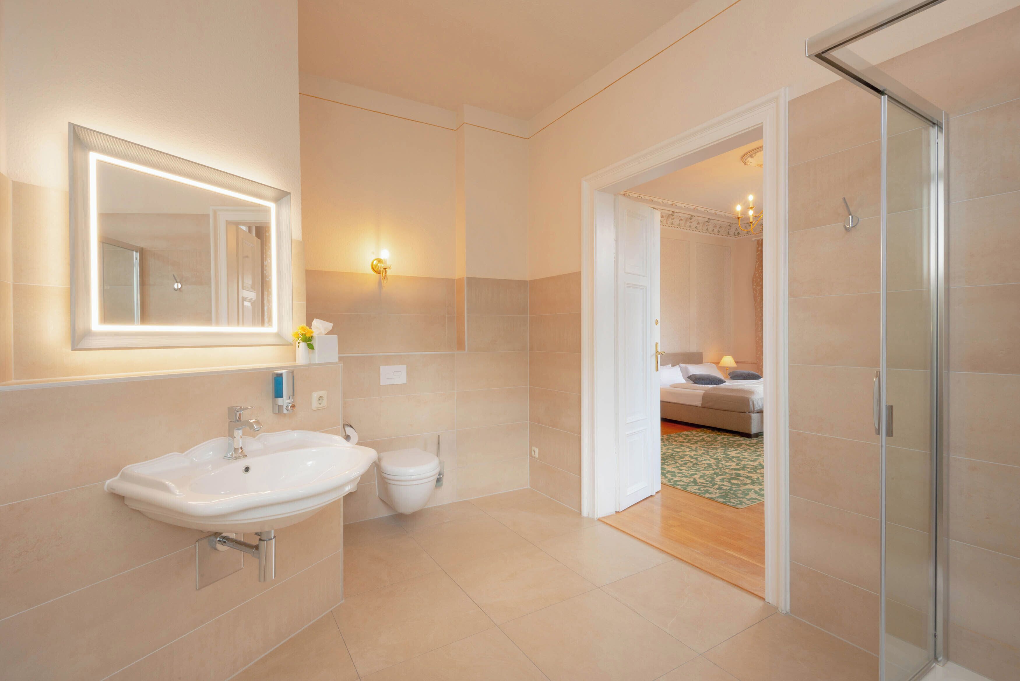 Design-Doppelzimmer | Badezimmer | Haartrockner, Handtücher, Seife, Shampoo