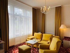 Chambre Double, balcon, vue ville | Coin séjour