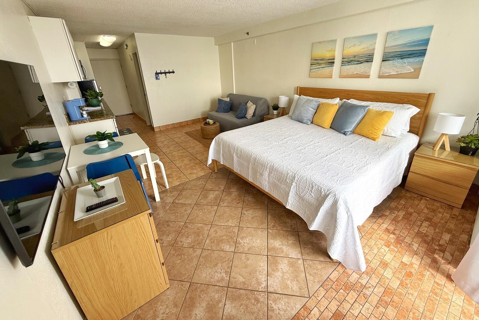 Tabla de planchar con plancha, wifi gratis y ropa de cama 