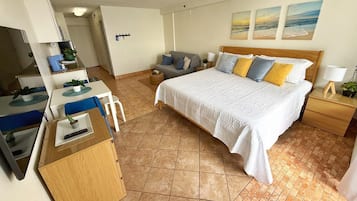 Tabla de planchar con plancha, wifi gratis y ropa de cama