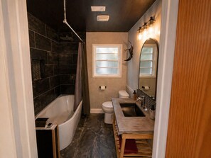 Eco-friendly toiletries, hair dryer, towels, soap - Silva Sands - 5 Mins from Beach • Pickleball • Family Friendly (Fort Walton Beach)