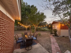 Outdoor dining - Silva Sands - 5 Mins from Beach • Pickleball • Family Friendly (Fort Walton Beach)