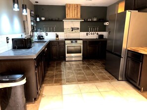 Fridge, microwave, oven, stovetop - Silva Sands - 5 Mins from Beach • Pickleball • Family Friendly (Fort Walton Beach)