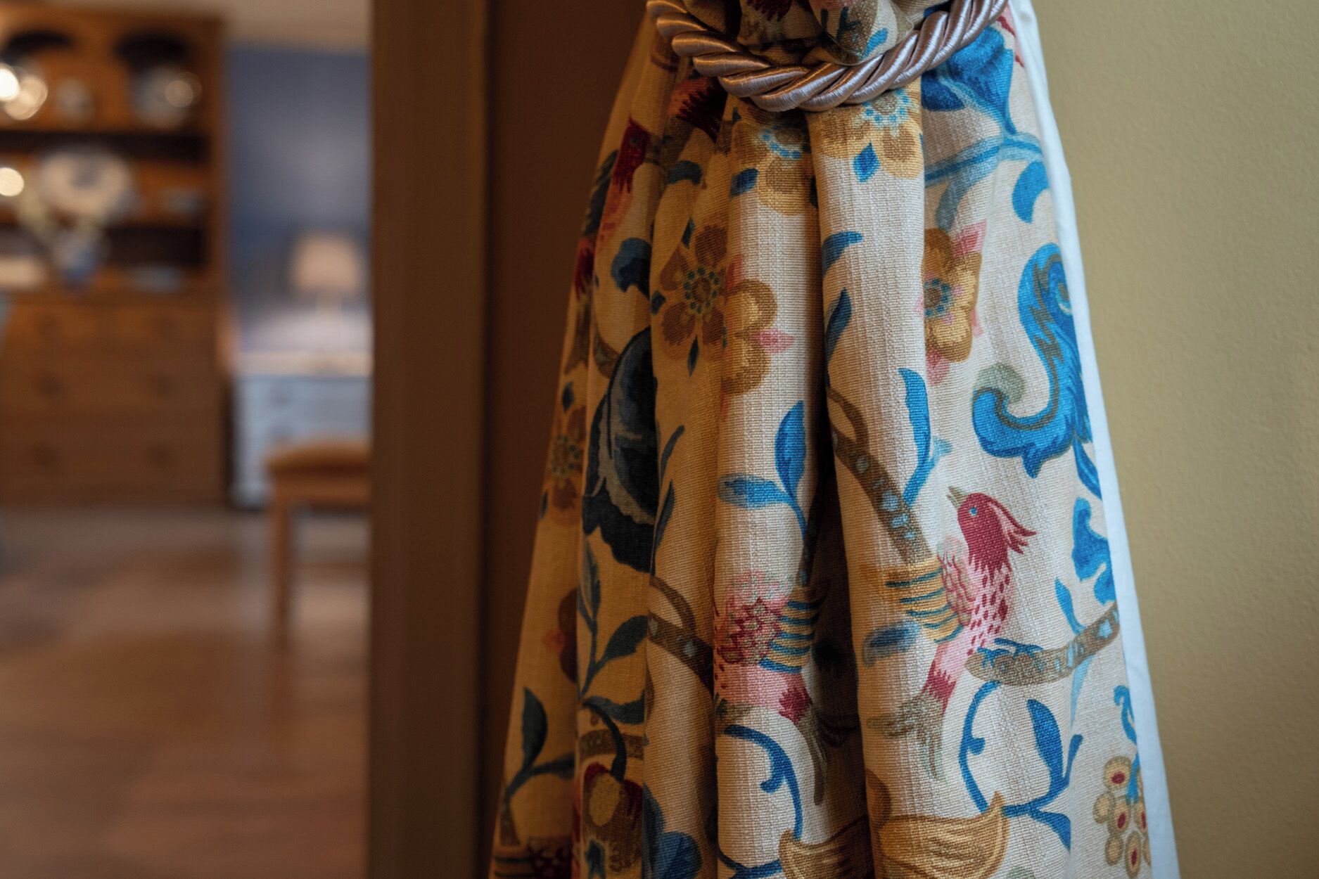 Cortina con estampado floral.