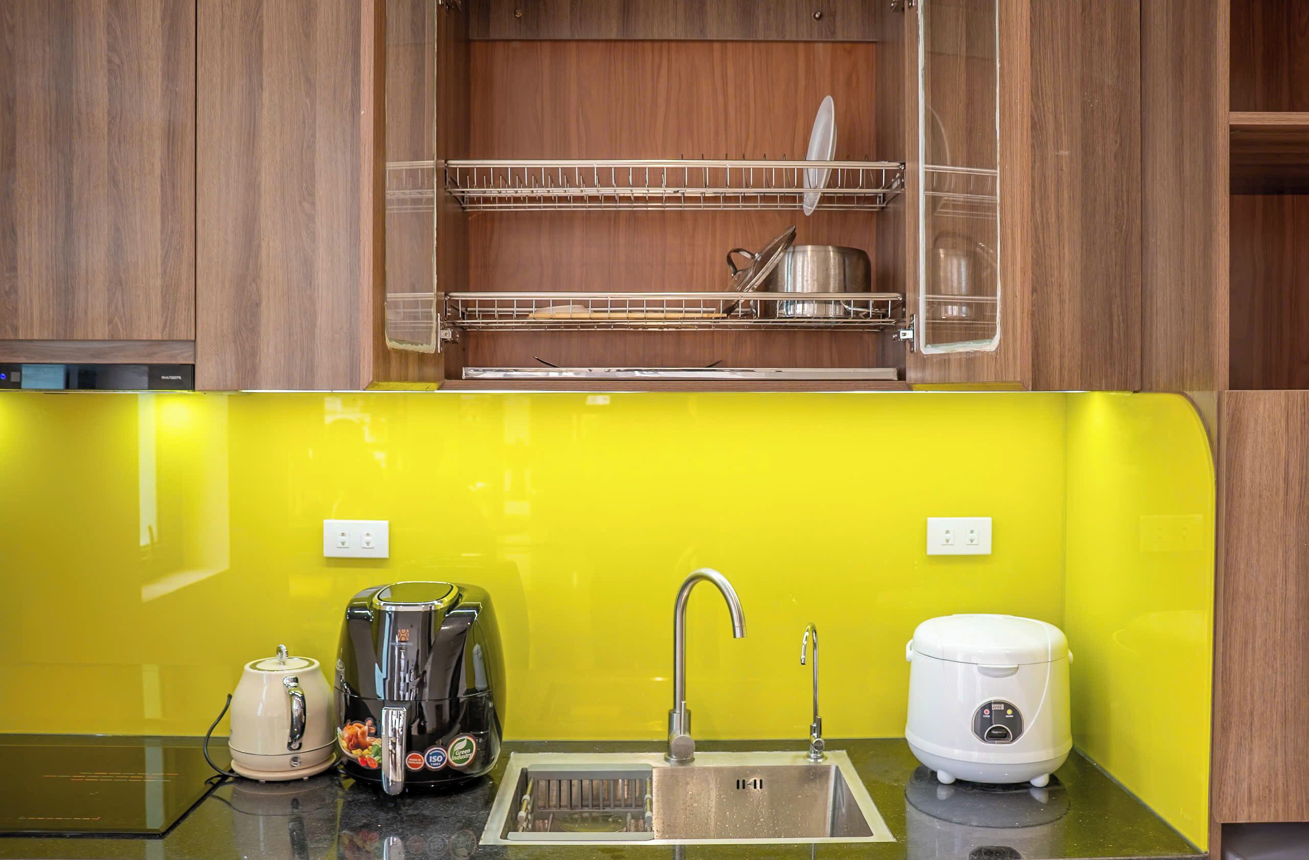 Refrigerador, utensilios de cocina, condimentos y toallas de papel 