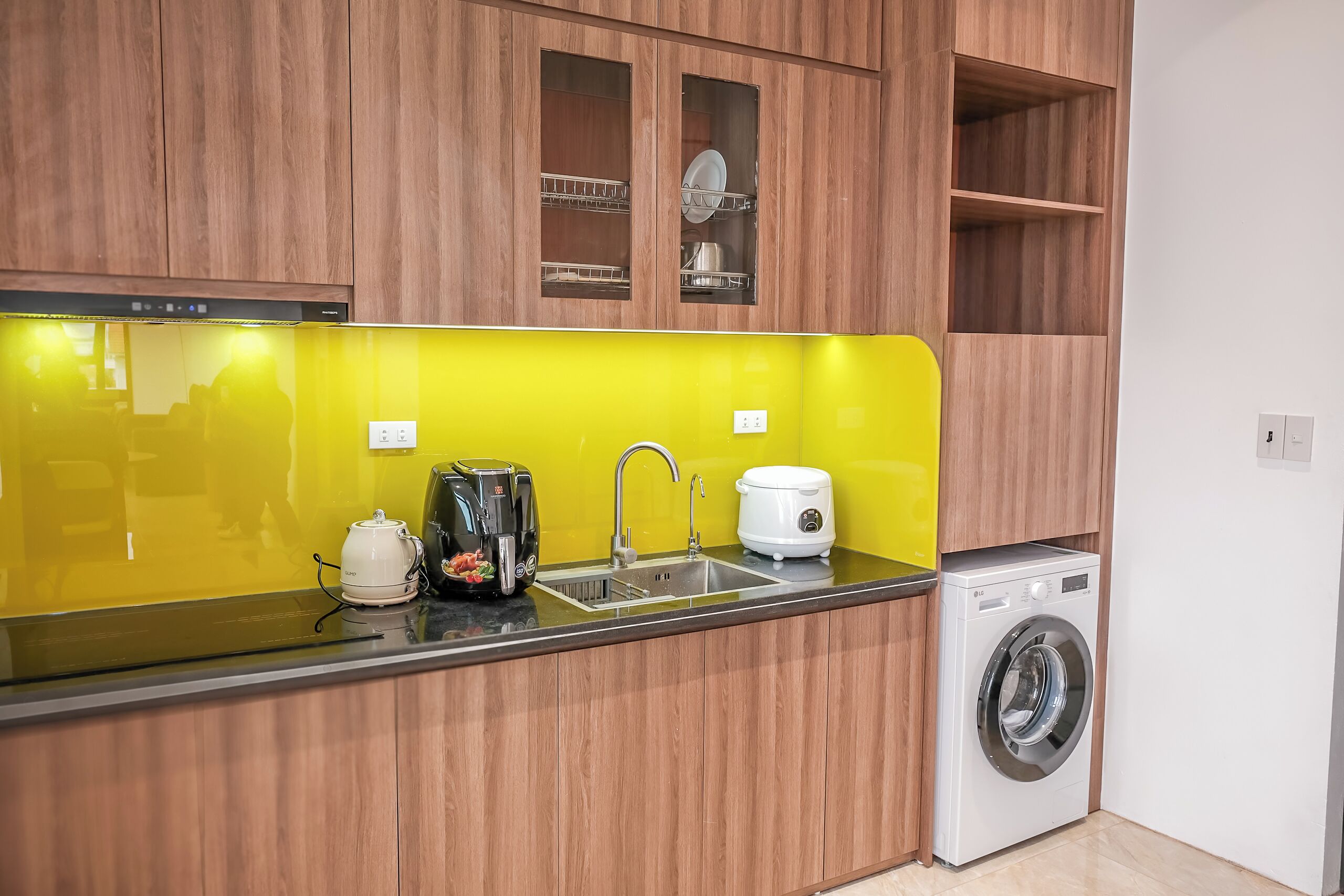 Refrigerador, utensilios de cocina, condimentos y toallas de papel 