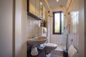 Bathroom - Vrbo Property (Bremen)