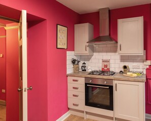 Dishwasher, cookware/dishes/utensils - Bishop Lightfoot Cottage (Bishop Auckland)