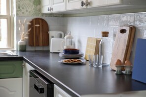 Dishwasher, cookware/dishes/utensils - Sheriff's Tower Cottage - East (Bishop Auckland)