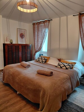 Desk, iron/ironing board, free WiFi, bed sheets - Vrbo Property (Apt)