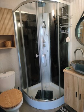 Shower, hair dryer, towels, soap - Vrbo Property (Apt)