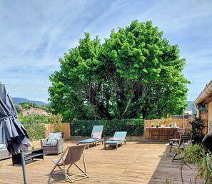 Outdoor dining - Vrbo Property (Apt)