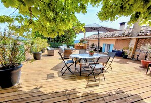 Outdoor dining - Vrbo Property (Apt)