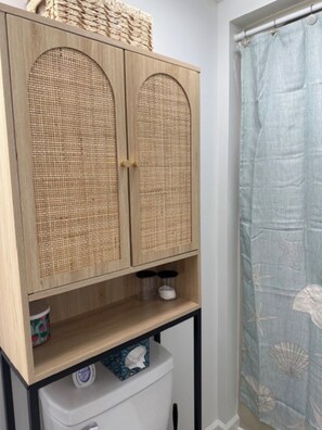 Comfort Condo, 1 Bedroom, Patio, Lake View | Bathroom