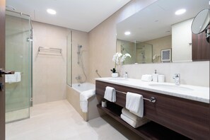Luxury Apartment, Golf View | Bathroom - bnbme - Avani - 2BR (Dubai)