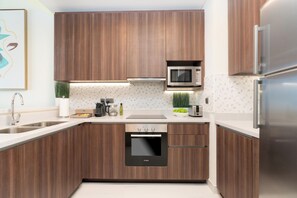 Luxury Apartment, Golf View | Private kitchen | Espresso maker, coffee/tea maker, electric kettle - bnbme - Avani - 2BR (Dubai)
