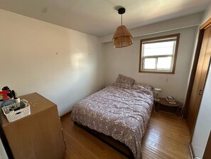 3 bedrooms, desk, iron/ironing board, free WiFi - 3-bedroom house on quiet street right off of amazing and busy Queen West (Toronto)