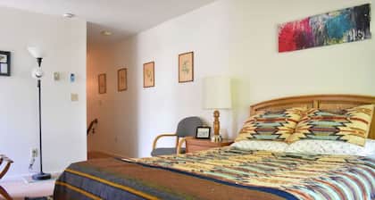 The Loon Nest: Cozy Downtown Apartment
