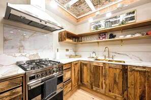 Fridge, microwave, oven, stovetop - Stylish Notting Hill Apartment (Greater London)