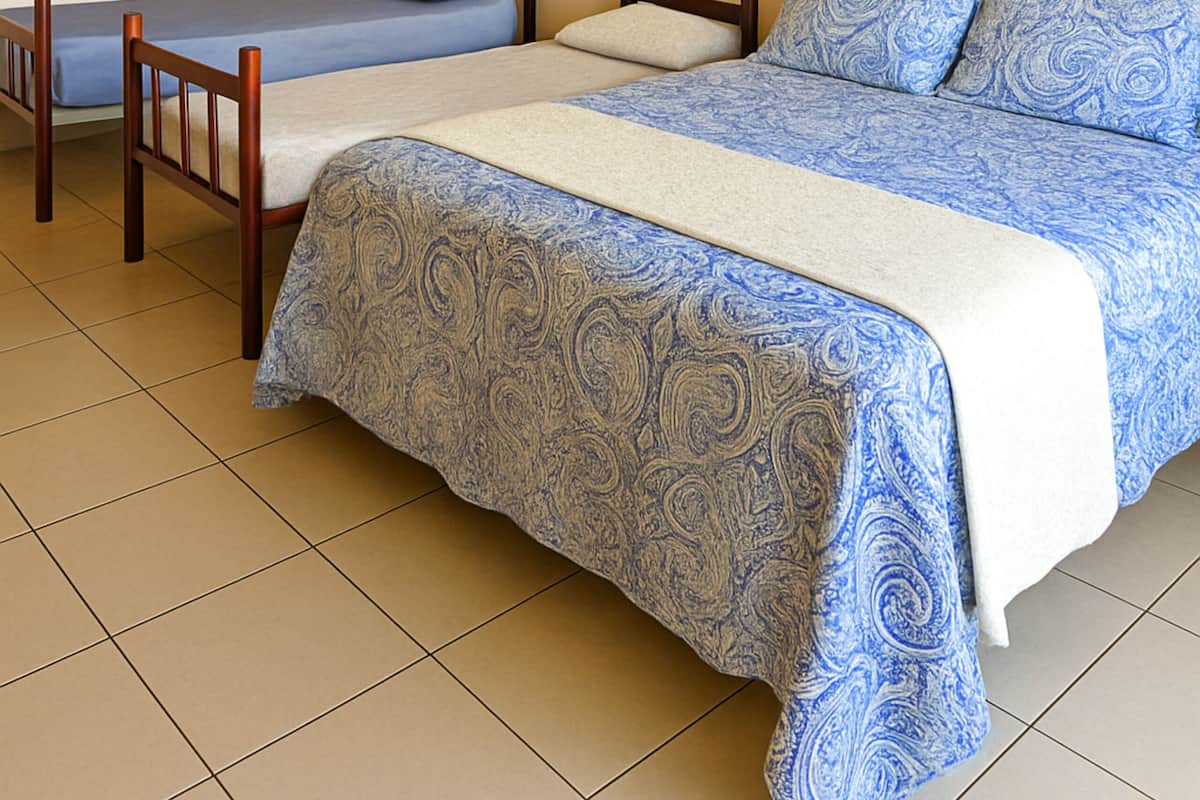 Um quarto com uma cama de solteiro, uma cama individual e uma cabeceira.