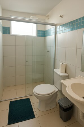 Kamar Keluarga, beranda, pemandangan laut terbatas | Kamar mandi | Shower, handuk, sabun, dan tisu toilet