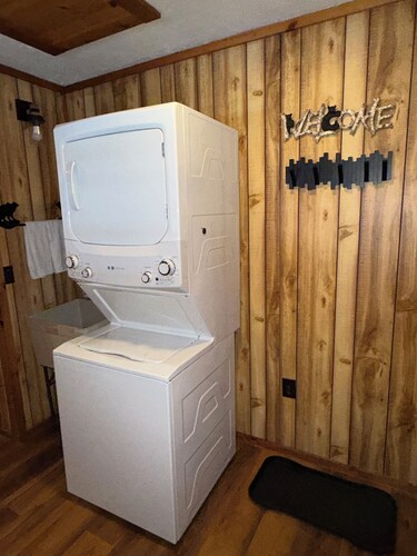 Cozy 4-Bedroom Up North Escape in Eagle River perfect for relaxing getaways!